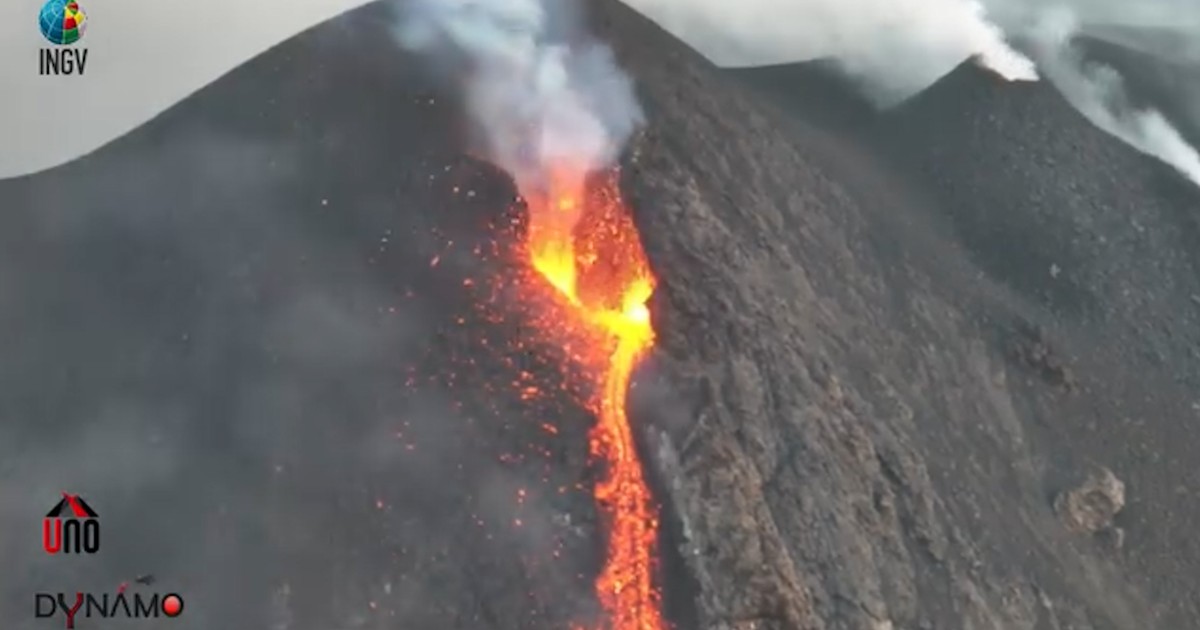 Paura a Stromboli: esplosione con colata lavica sul vulcano. Le immagini dell’intensa nube di cenere e del flusso piroclastico – Video