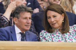 Copertina di Carole e Michael Middleton in tribuna a Wimbledon, di Kate non c’è traccia: “La sua salute e il suo recupero sono prioritari”