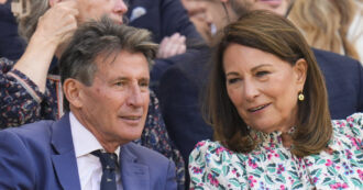Copertina di Carole e Michael Middleton in tribuna a Wimbledon, di Kate non c’è traccia: “La sua salute e il suo recupero sono prioritari”