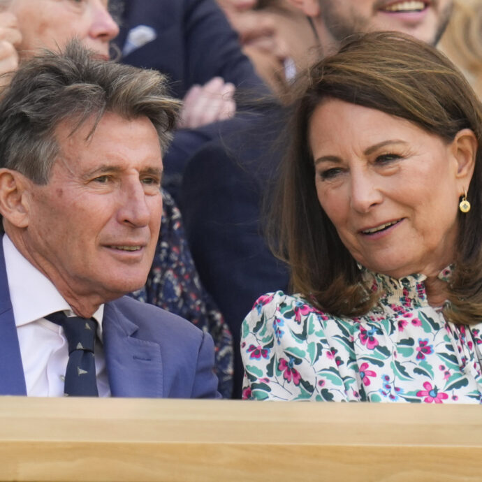 Carole e Michael Middleton in tribuna a Wimbledon, di Kate non c’è traccia: “La sua salute e il suo recupero sono prioritari”