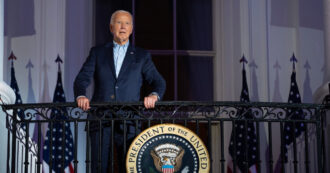 Copertina di Elezioni Usa, Biden assicura: “Non mi ritiro”. Ma è fuga dei donatori. L’erede Disney: “Non darò più un centesimo se non lo sostituiscono”