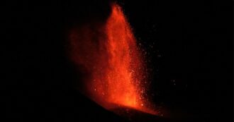 Copertina di Etna, l’eruzione a suon di campane: chiusa una porzione dello spazio aereo. Le immagini delle fontane di lava sono impressionanti