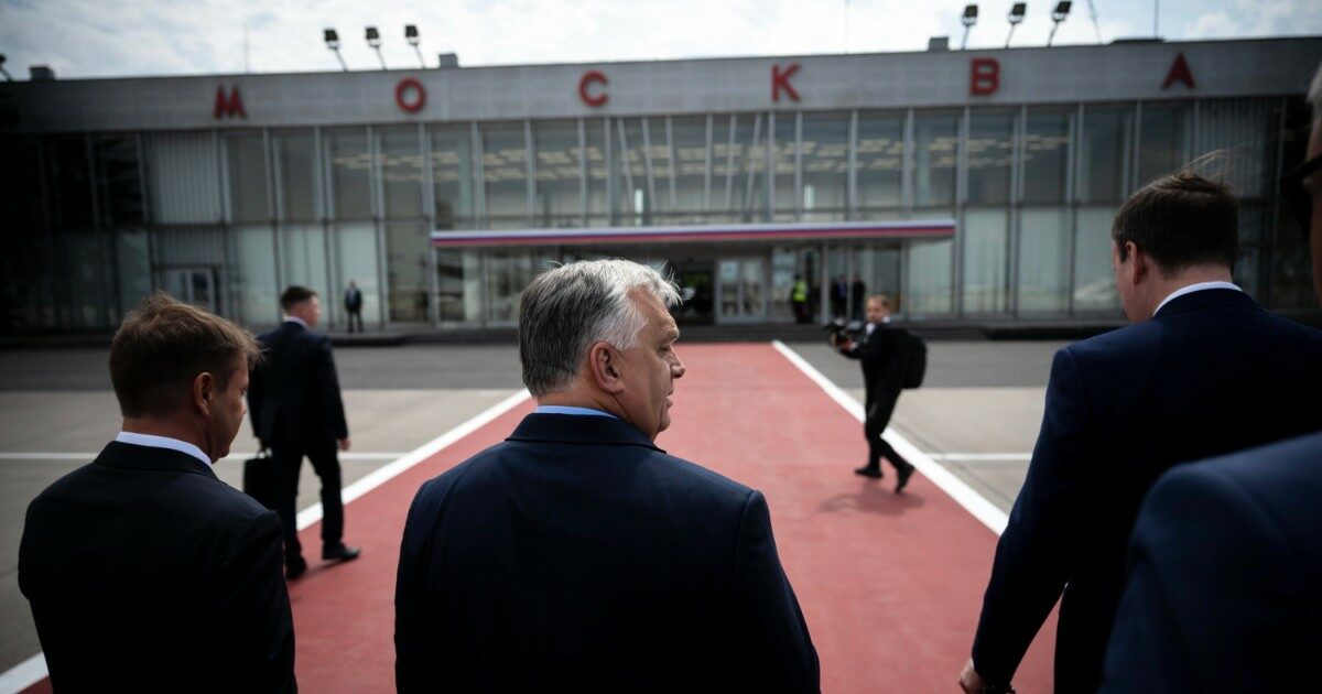 Orbán attacca Bruxelles da Mosca: “Non si ottiene la pace da una poltrona”. Putin: Qui come membro Ue”. Ritorsioni dalla Commissione