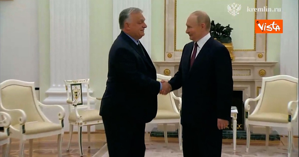 Orban ricevuto da Putin al Cremlino: i sorrisi, poi la stretta di mano tra il presidente russo e il premier ungherese – Video
