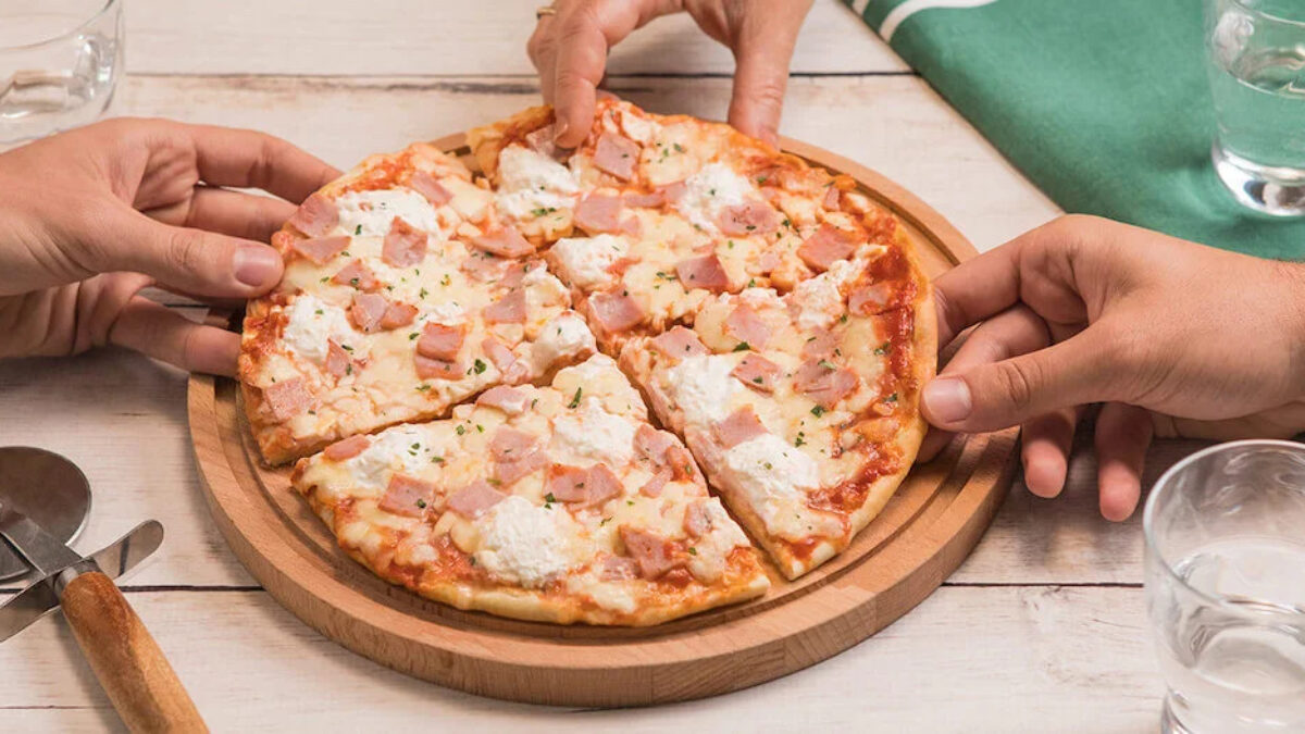 “Mia figlia è sempre sola”: il post di una mamma su Facebook commuove L’Aquila. Un pizzaiolo apparecchia una tavolata “per creare comunità e conoscersi senza forzature”