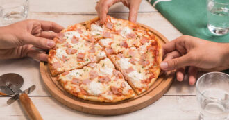 Copertina di “Leggere bene le etichette e i valori nutrizionali”: ecco come riconoscere una buona pizza surgelata. La classifica delle migliori dodici