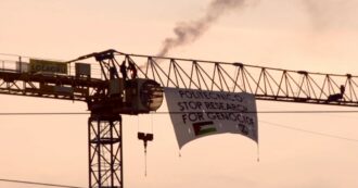 Copertina di Torino, blitz di Extinction Rebellion: striscione pro Palestina su una gru al Politecnico: “Stop alla ricerca per il genocidio”