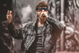 Copertina di Tedua si arrabbia per i meme e video sulle performance live: “Provate a sminuirmi sempre voi hater. Suc**elo”. Ma non basterebbe solo farsi una sana risata?