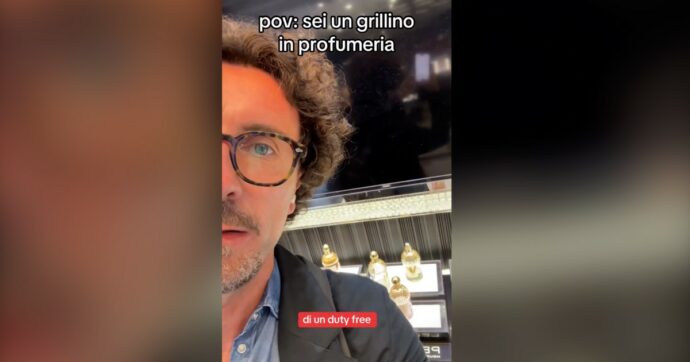 Copertina di Toninelli al duty free dell’aeroporto ironizza: “I profumi? Non sono Fassino, sono un grillino” – Video