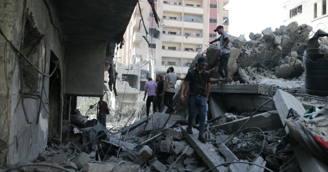 Israele bombarda un’altra scuola a Gaza: uccise 16 persone. “In gran parte sono donne e bambini”