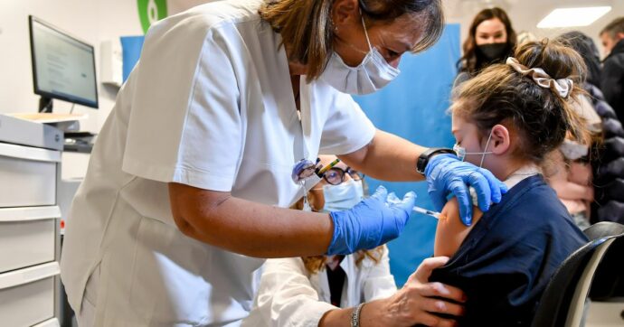 Copertina di Ora la Lega mette nel mirino l’obbligo vaccinale fino a 16 anni (anche per il morbillo). Malumori Fi: “Noi per la scienza”