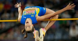 Copertina di L’atleta ucraina Yaroslava Mahuchikh salta 2,10 metri e stabilisce il nuovo record del mondo: il primato era imbattuto dal 1987