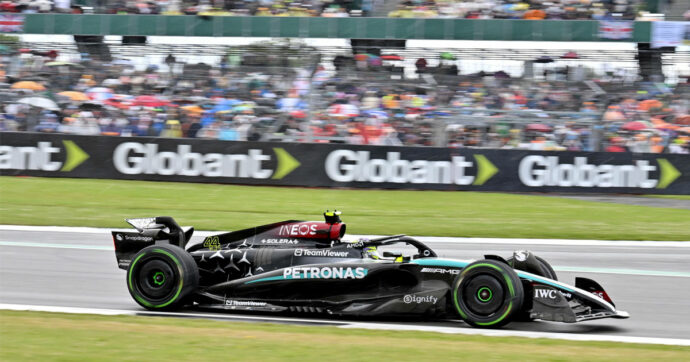 F1, Hamilton torna al successo dopo tre anni: l’inglese vince a Silverstone davanti a Verstappen e Norris