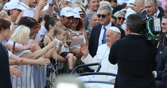 Il Papa: “La democrazia non è in buona salute, corruzione ed esclusione sociale limitano la partecipazione. La Costituzione una bussola”