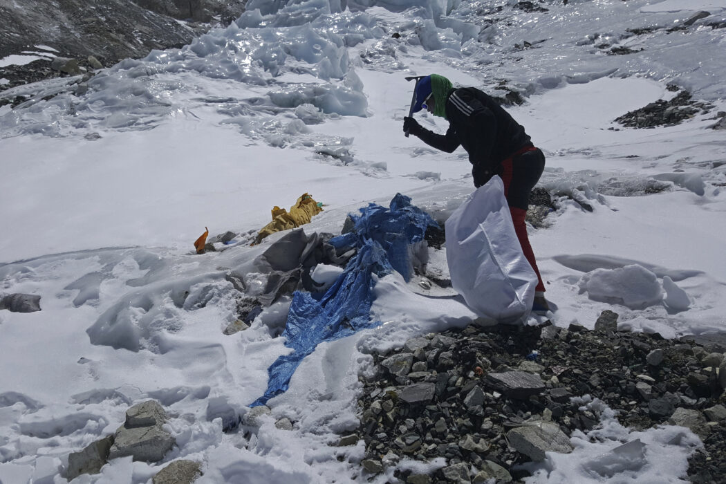 Cinquanta tonnellate di rifiuti e cadaveri congelati nel campo più in alto sull’Everest: i lavoratori iniziano a raccogliere ma ci vorranno anni