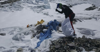 Copertina di Cinquanta tonnellate di rifiuti e cadaveri congelati nel campo più in alto sull’Everest: i lavoratori iniziano a raccogliere ma ci vorranno anni