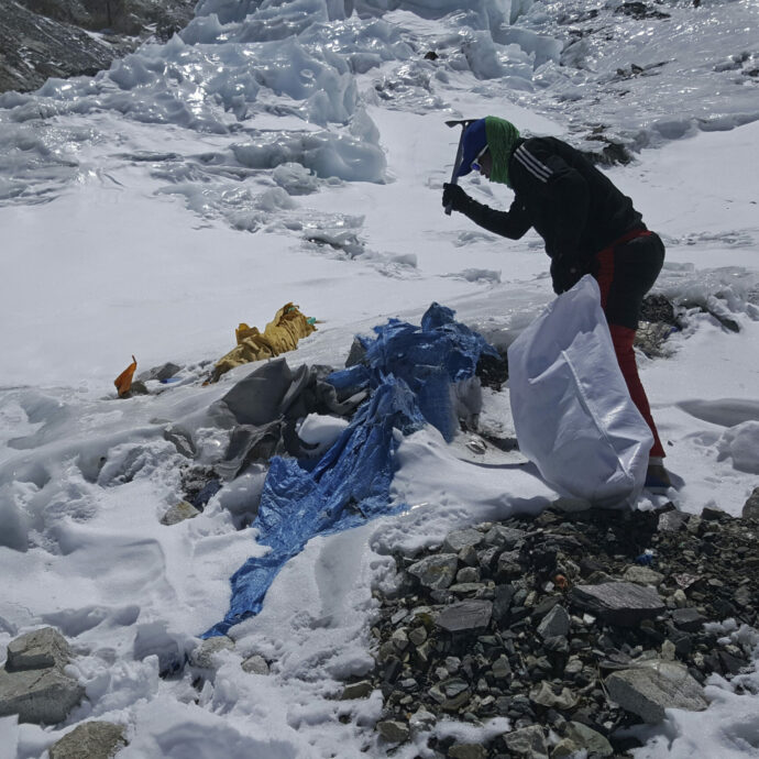 Cinquanta tonnellate di rifiuti e cadaveri congelati nel campo più in alto sull’Everest: i lavoratori iniziano a raccogliere ma ci vorranno anni