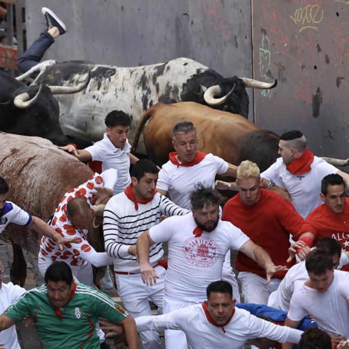 Dieci feriti in due giorni nella tradizionale corsa dei tori a Pamplona. Protestano gli attivisti: “Più che una prova di coraggio, una crudeltà medievale”