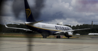 Copertina di Urla, pugni e grida sul volo Ryanair fanno scattare l’atterraggio di emergenza: “Si stavano prendendo a botte per uno scambio di posto a sedere”