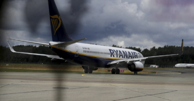 Copertina di Rissa a bordo di un aereo Ryanair tra una hostess e una passeggera: interviene la Polizia per sedare la lite. Ritardo di oltre sette ore
