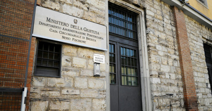 “Sudore, umidità e urina, ecco di cosa odora la prigione”: la lettera dei detenuti del carcere di Brescia al Garante