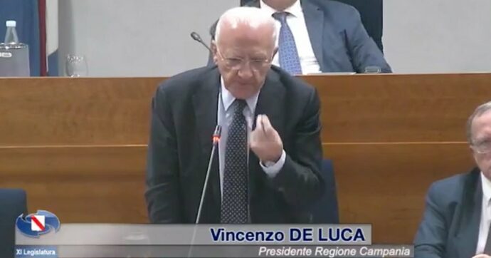 Copertina di De Luca e l’Autonomia: “Il sud è causa di arretratezza? Falso e inaccettabile”. E si scaglia contro Occhiuto