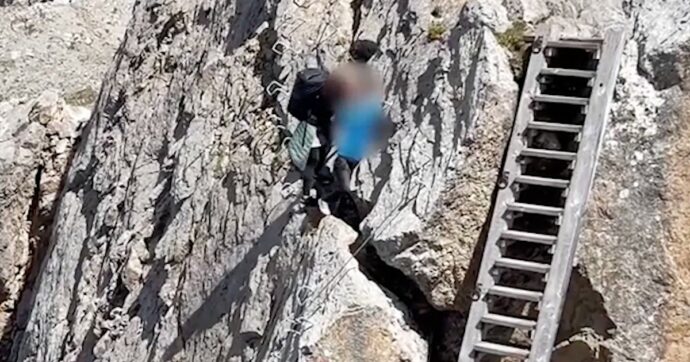 Copertina di Senza protezioni e con un bambino in braccio sulla via ferrata in montagna: il video girato i Trentino