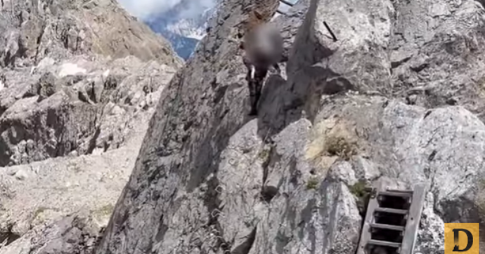 Copertina di Prende il bimbo in braccio e senza attrezzatura percorre una via ferrata in alta montagna. Il soccorso alpino: “Tornare indietro è buon senso” – Video