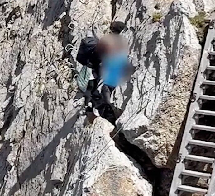 Senza protezioni e con un bambino in braccio sulla via ferrata in montagna: il video girato i Trentino