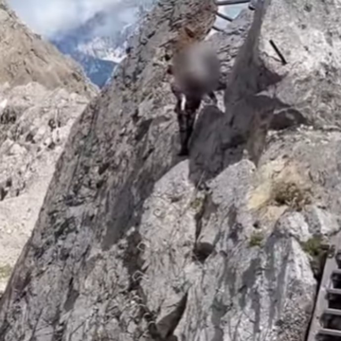 Prende il bimbo in braccio e senza attrezzatura percorre una via ferrata in alta montagna. Il soccorso alpino: “Tornare indietro è buon senso” – Video