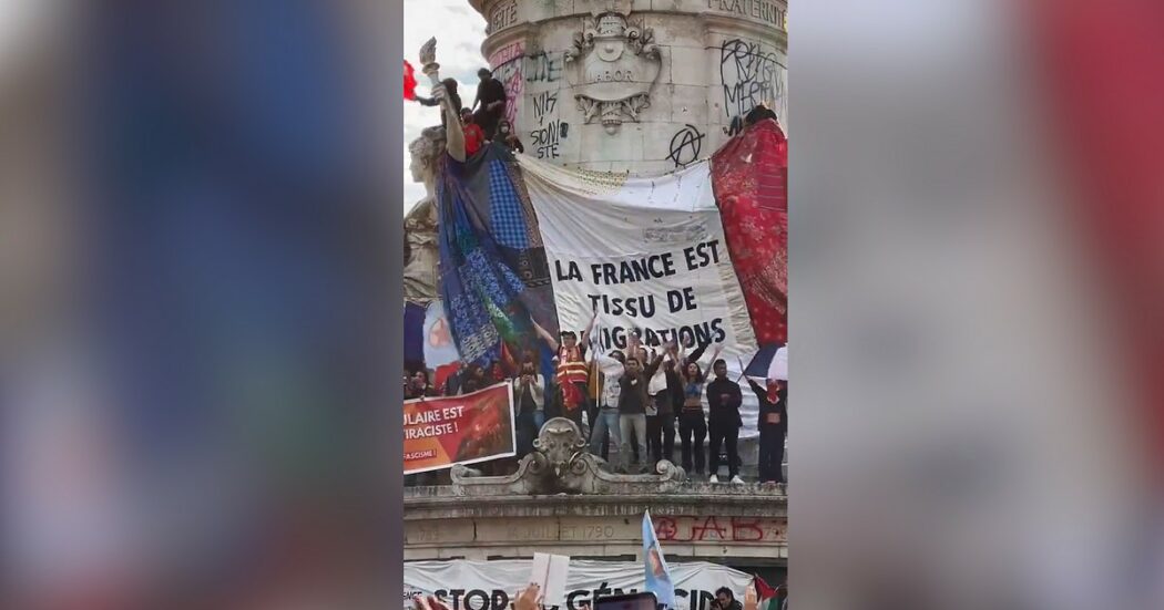 Elezioni in Francia, a Parigi la folla festeggia la vittoria del Fronte Popolare e canta in italiano: “Siamo tutti antifascisti”