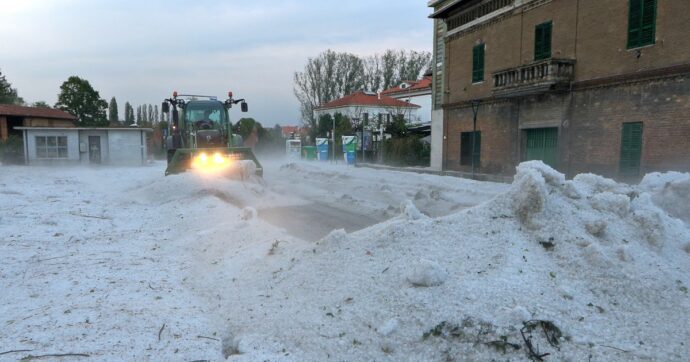 Copertina di Maxi grandinata nell’Alessandrino, ruspe al lavoro per liberare le strade ricoperte di bianco: le immagini