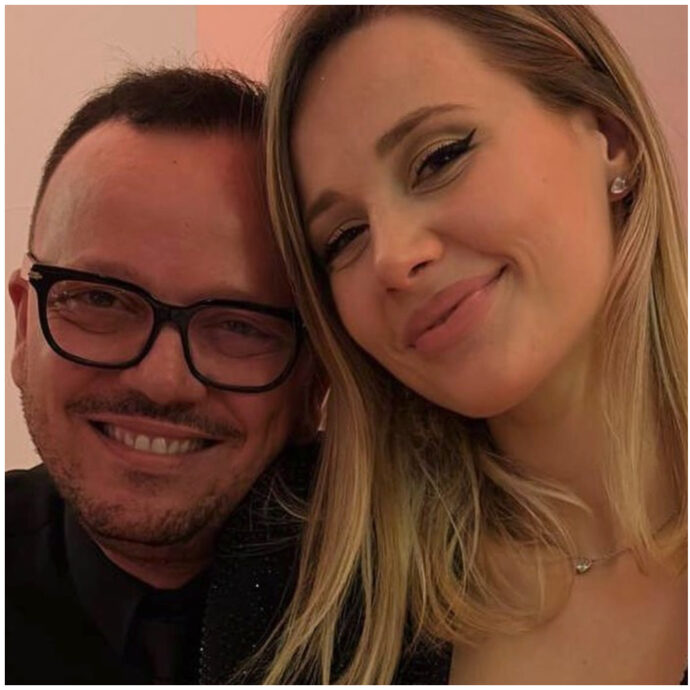 Gigi D’Alessio papà per la sesta volta: la compagna Denise ha dato alla luce Ginevra