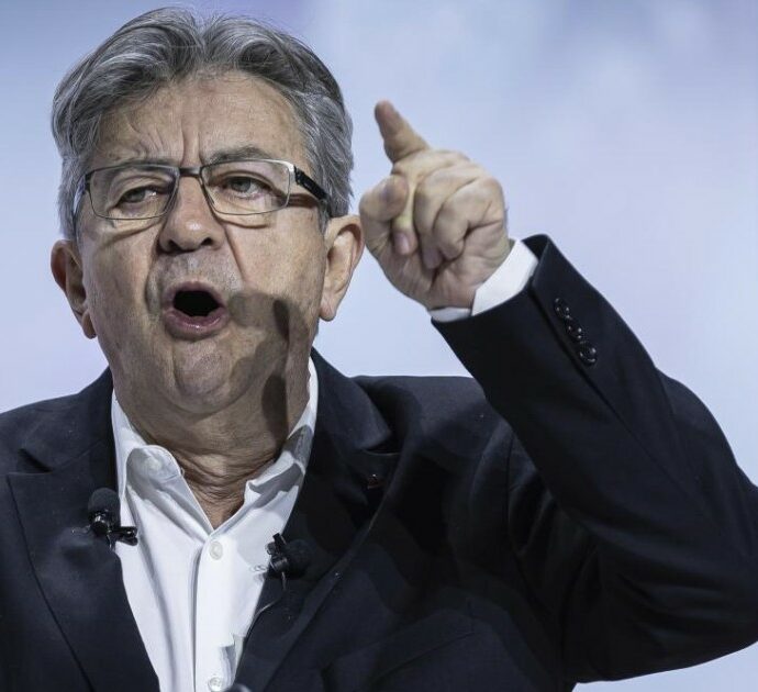 “Il riarmo? Un errore mastodontico, i soldi vadano alla transizione green. Il M5s? Non lo avete capito”: le parole di Mélenchon al Salone del Libro