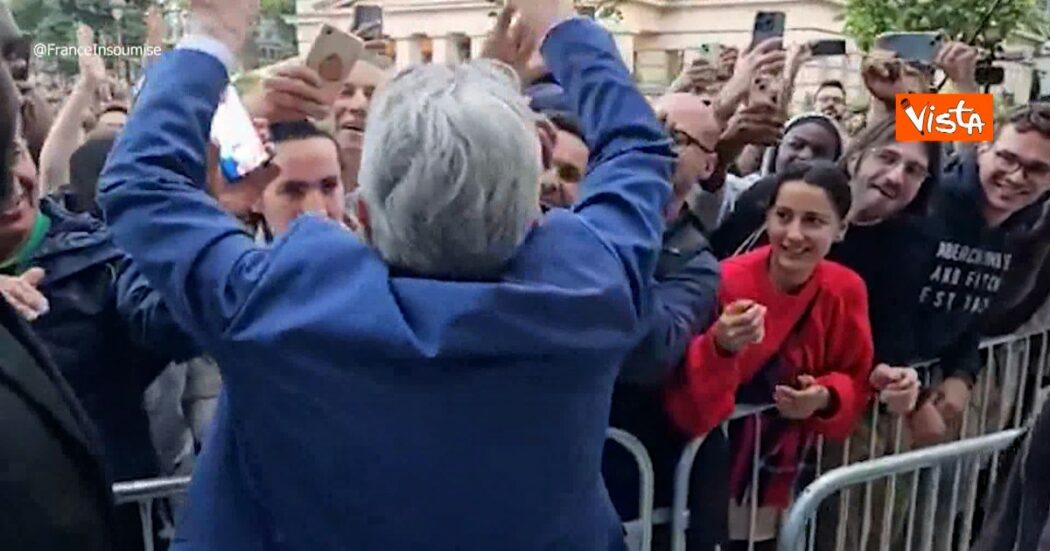 Urla, cori e applausi: Mélenchon saluta la folla a Parigi dopo i risultati del secondo turno – Video
