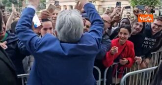 Copertina di Urla, cori e applausi: Mélenchon saluta la folla a Parigi dopo i risultati del secondo turno – Video