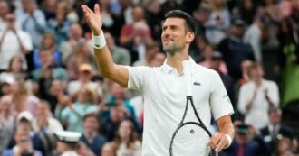 Copertina di Djokovic aiuta i ragazzi a togliere le coperture del campo: padrone di casa a Wimbledon anche quando non gioca | il video