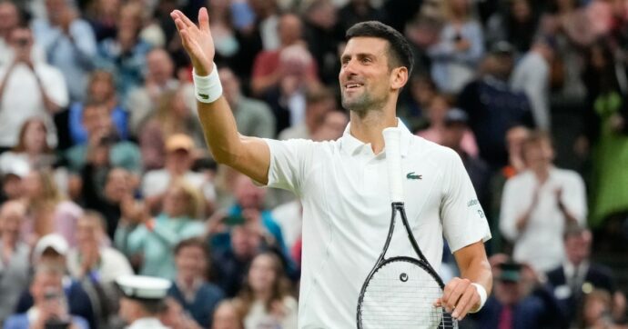 Djokovic aiuta i ragazzi a togliere le coperture del campo: padrone di casa a Wimbledon anche quando non gioca | il video
