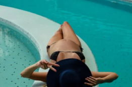 Copertina di Sente dei rumori in giardino, va a vedere e trova una sconosciuta nuda che prende il sole a bordo piscina. Ecco cosa ha detto lei