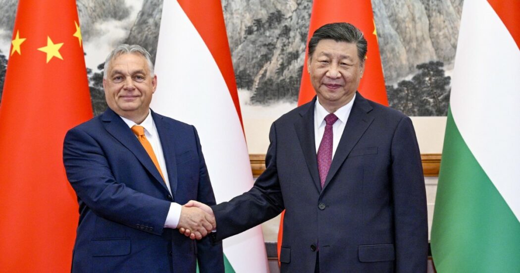 Dopo Kiev e Mosca, Orban va a Pechino per incontrare Xi Jinping: “In Ucraina Putin non può perdere”. L’Ue: “Non ha alcun mandato”