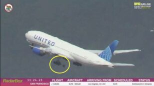 Copertina di Nuovo incidente per un Boeing: aereo perde una ruota durante il decollo, lo pneumatico ruota lungo la pista – VIDEO