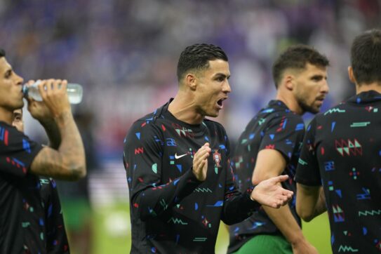 Perché i calciatori bevono dalla borraccia e poi sputano tutto? Ecco cos’è il mouth rinsing