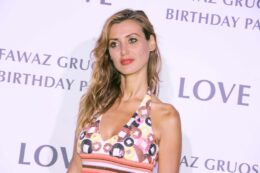 Copertina di “Che palle, a me non piace sco**re. Non mi interesso più al sesso, voglio una persona che voglia compagnia, in camere separate”: la confessione di Daniela Martani