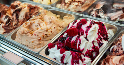 Copertina di Sedicenne di Casoria mangia un gelato e muore: era allergico alle proteine del latte. Prelevati i campioni dei gusti, sequestrata la salma