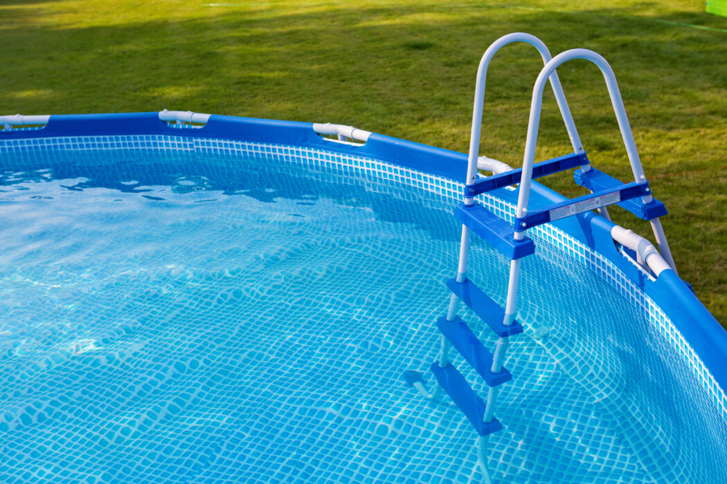 Ladri rubano una piscina di 8 metri: l’incredibile furto “ai confini della realtà”