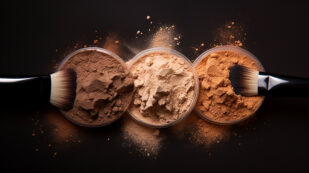 Copertina di Il talco è “potenzialmente cancerogeno”: l’Oms lancia l’allarme. Da cipria e fondotinta a deodoranti, creme e bagnoschiuma: ecco dove si nasconde