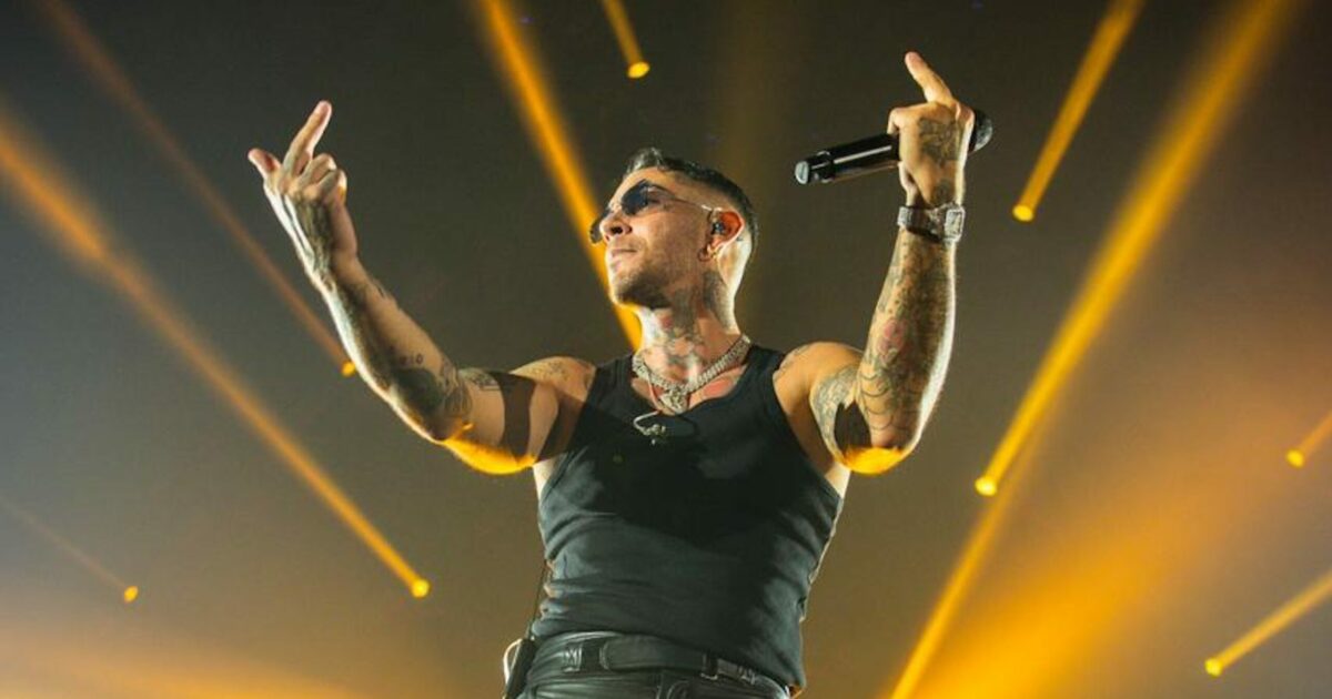 “Fedez è un amico, ma di quello che fa non sono responsabile. La politica dialoghi coi giovani rapper. Sanremo 2025? Conti mi è simpatico”: Emis Killa c’è