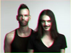 Copertina di “Andate ad ascoltare le band che suonano in playback, fatevi una vita”: i Placebo a muso duro contro le critiche per i problemi tecnici durante un concerto