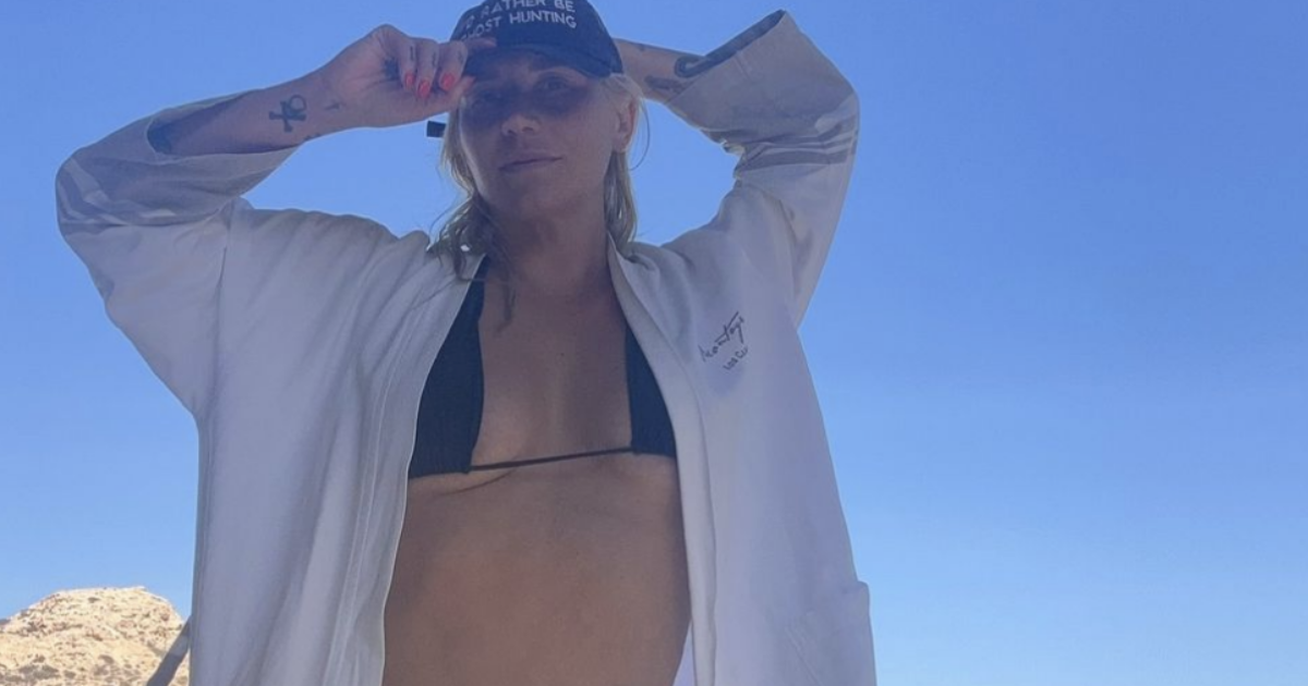 “Se pensate di riuscire a farmi vergognare del mio corpo, io mi sento invece molto potente. Odiami più forte, stronz* “: così la popstar Kesha risponde agli haters