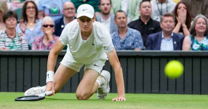 Sinner cade a Wimbledon contro Medvedev: allungo, rimonta, malore, ritorno e poi il k.o. Ora i Giochi per cancellare l’amaro in bocca
